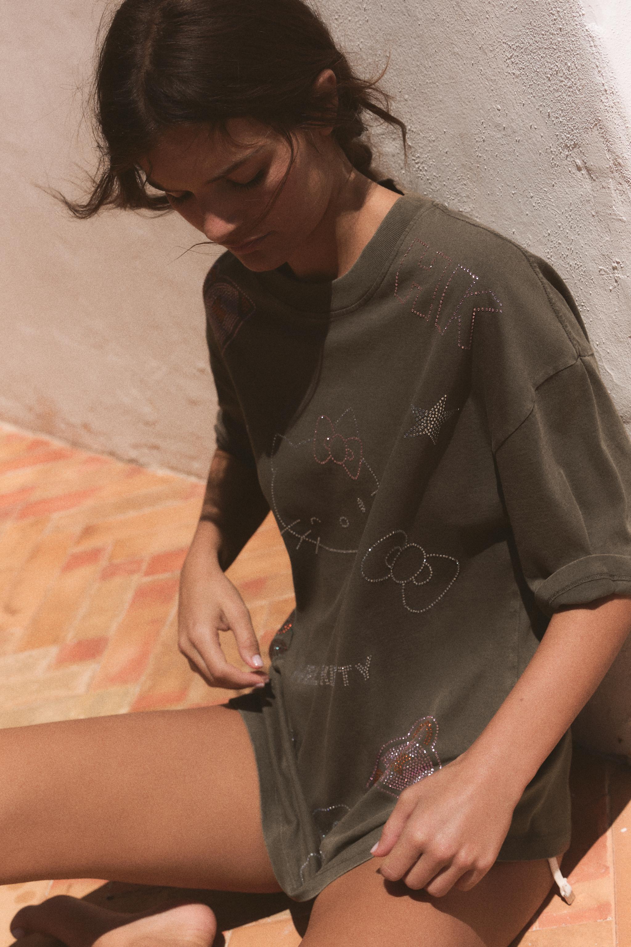 WASHED EFFECT SPARKLY HELLO KITTY © SANRIO T-SHIRT